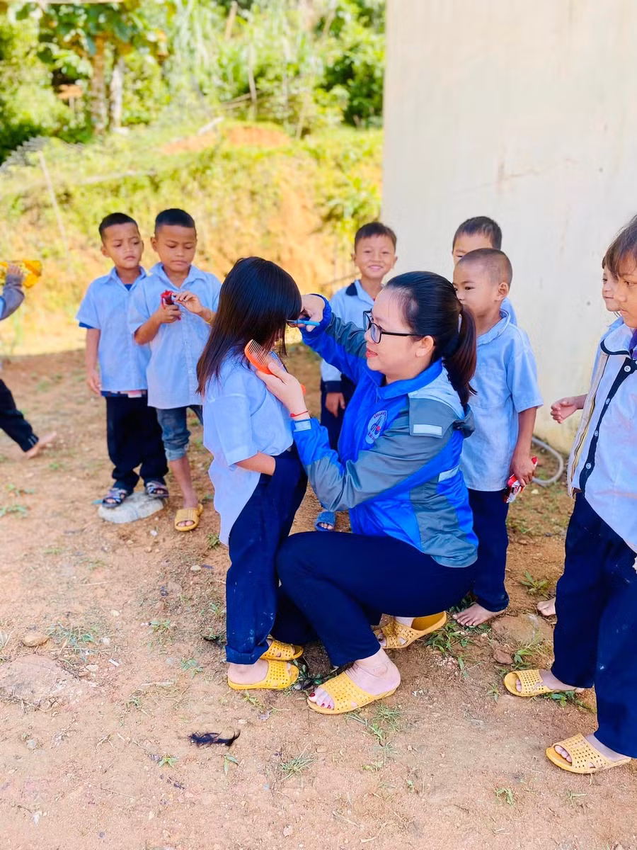 Cô Thu Ba cắt tóc cho học sinh điểm trường thôn Tu Gia. Cô Thu Ba cắt tóc cho học sinh điểm trường thôn Tu Gia.
