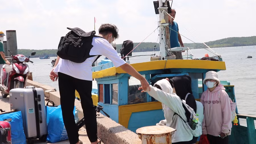 Học sinh ấp đảo Thiềng Liềng cập bến đò bên trung tâm xã Thạnh An. Ảnh: Bùi Vân Học sinh ấp đảo Thiềng Liềng cập bến đò bên trung tâm xã Thạnh An. Ảnh: Bùi Vân
