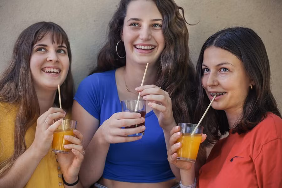 Blue Huna bán ống hút thân thiện với môi trường cho các quán cà phê và nhà hàng ở Israel.
