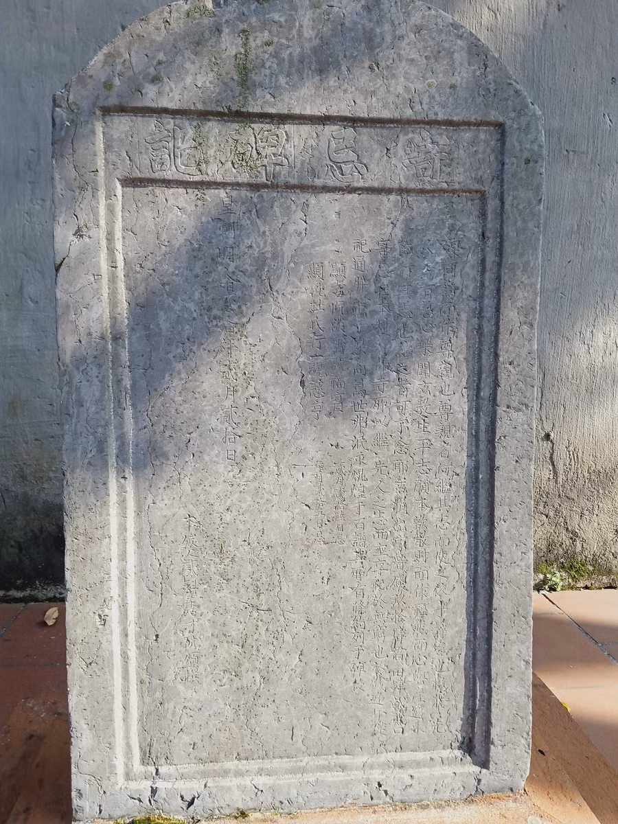 Làng Bặt còn giữ bia đá văn chỉ rất có giá trị.