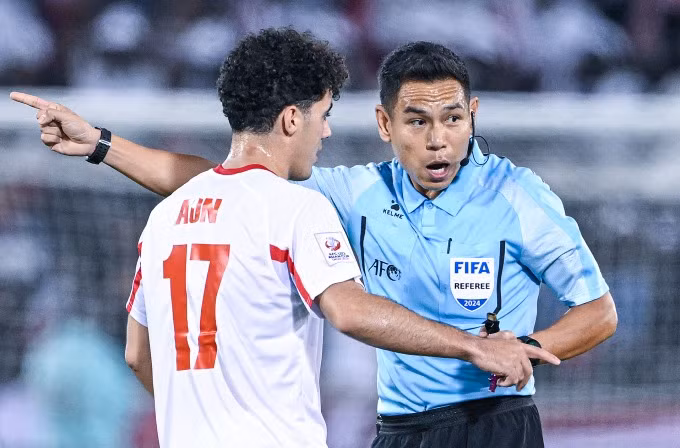 Trọng tài Sivakorn Pu-udom bị chỉ trích dữ đội khi cầm còi trận Qatar thắng Jordan 2-1 ở lượt hai bảng A U23 châu Á 2024. Ảnh: AFC. Trọng tài Sivakorn Pu-udom bị chỉ trích dữ đội khi cầm còi trận Qatar thắng Jordan 2-1 ở lượt hai bảng A U23 châu Á 2024. Ảnh: AFC.