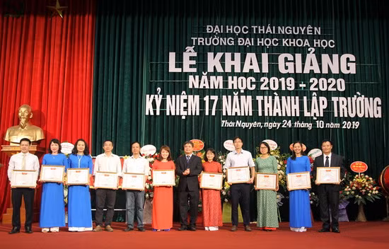 PGS.TS Trần Thanh Vân trao tặng Giấy khen của Giám đốc ĐHTN cho các tập thể, cá nhân có thành tích xuất sắc.