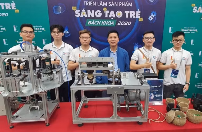 Máy đan giỏ ra mắt tại triển lãm sáng tạo trẻ.