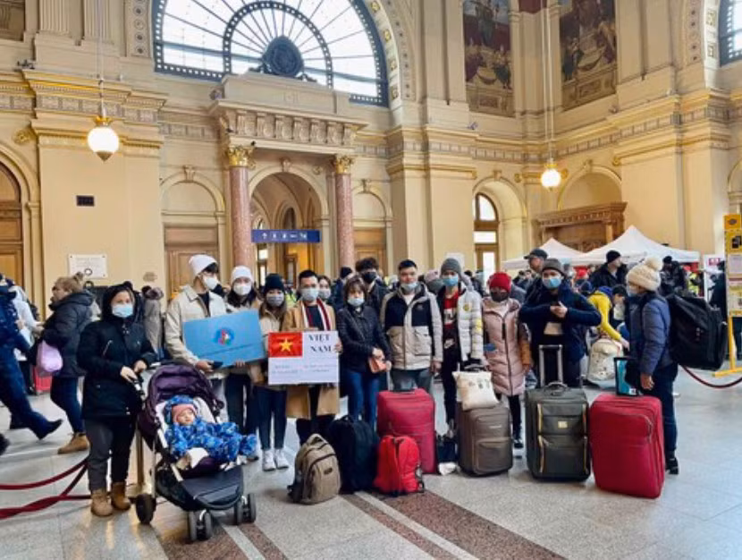 Đại sứ quán, cộng đồng người Việt tại Hungary đón, hỗ trợ bà con sơ tán từ Ukraine sang. Ảnh: BNG.