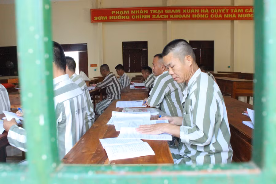 Lớp học xóa mù chữ tại Trại giam Xuân Hà. Lớp học xóa mù chữ tại Trại giam Xuân Hà.