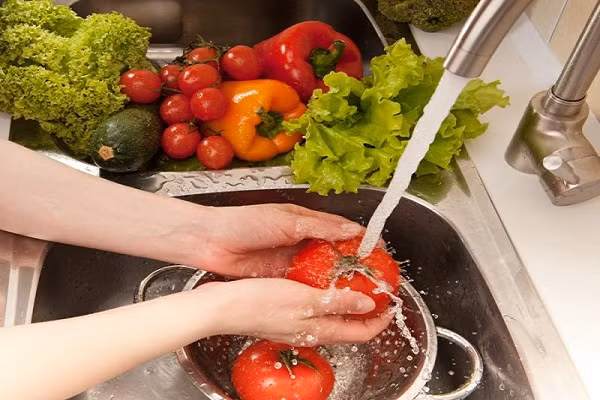 Giữ gìn vệ sinh nơi chế biến, đảm bảo vệ sinh an toàn thực phẩm. Giữ gìn vệ sinh nơi chế biến, đảm bảo vệ sinh an toàn thực phẩm.