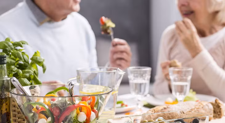 Mỗi người cần đảm bảo chế độ ăn uống đầy đủ dinh dưỡng, duy trì việc luyện tập thể dục để nâng cao sức đề kháng cho cơ thể. Ảnh minh họa. Mỗi người cần đảm bảo chế độ ăn uống đầy đủ dinh dưỡng, duy trì việc luyện tập thể dục để nâng cao sức đề kháng cho cơ thể. Ảnh minh họa.
