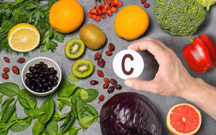 Ăn nhiều thực phẩm giàu vitamin C giúp tăng đề kháng để phòng bệnh tốt hơn.