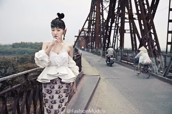 Từ Hy Đệ chụp ảnh tại cầu Long Biên và phố cổ Hà Nội ảnh 3