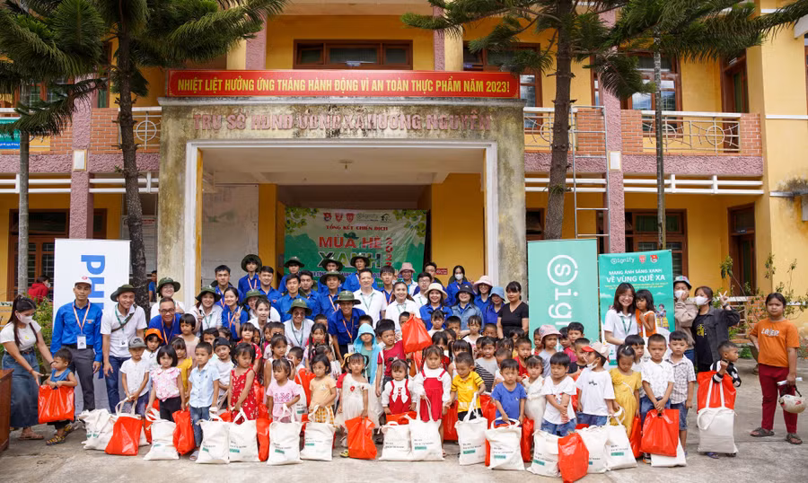Trao các suất quà cho các em học sinh mầm non xã Hương Nguyên, huyện A Lưới, tỉnh Thừa Thiên - Huế.