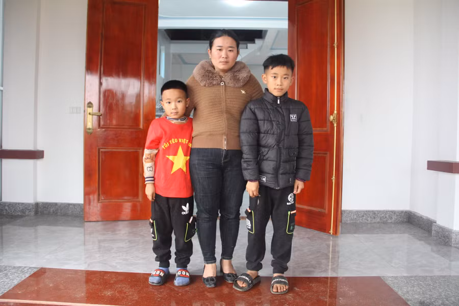 Mẹ con chị Nhân sẽ đón cái Tết 'ấm' trong căn nhà đầy tình yêu thương của những tấm lòng hảo tâm. Mẹ con chị Nhân sẽ đón cái Tết 'ấm' trong căn nhà đầy tình yêu thương của những tấm lòng hảo tâm.