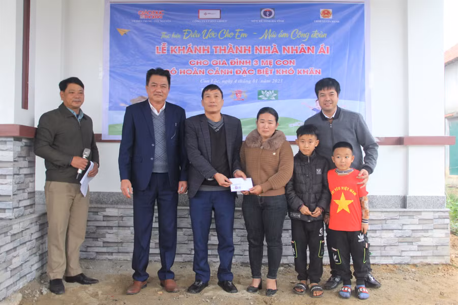 Tại lễ bàn giao, các nhà hảo tâm cũng dành những món quà thiết thực giúp đỡ mẹ con chị Nhân. Tại lễ bàn giao, các nhà hảo tâm cũng dành những món quà thiết thực giúp đỡ mẹ con chị Nhân.