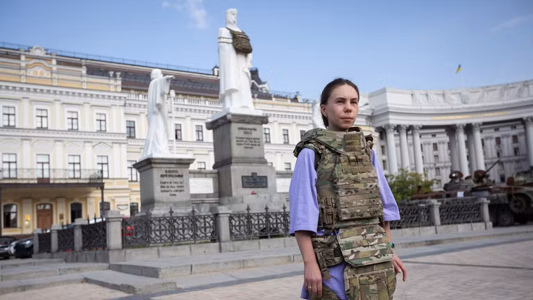 Một phụ nữ Ukraine trong bộ áo giáp được thiết kế đặc biệt 