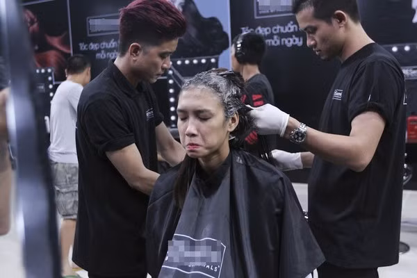 Gái quê Nguyễn Oanh không tránh khỏi sự lo lắng. Xuân Lan thay đổi diện mạo cùng thí sinh Next Top