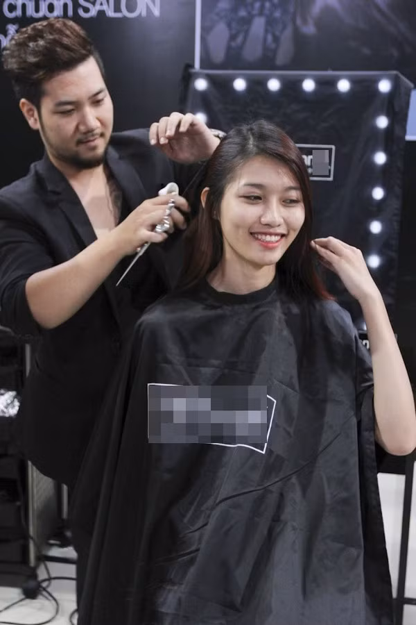 Nữ thí sinh sở hữu gương mặt xinh đẹp nổi bật của chương trình - Quỳnh Châu thoải mái chờ mái tóc mới mà các chuyên gia mang đến cho mình. Xuân Lan thay đổi diện mạo cùng thí sinh Next Top