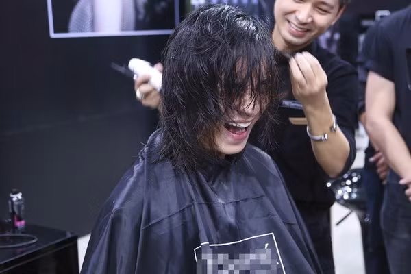 Bên cạnh giám khảo của chương trình, các thí sinh cũng có màn lột xác thú vị với sự hỗ trợ của các chuyên gia. Chàng Việt kiều sở hữu mái tóc dài lãng tử Tấn Khang rất căng thẳng khi mái tóc bị xén ngắn lại. Xuân Lan thay đổi diện mạo cùng thí sinh Next Top