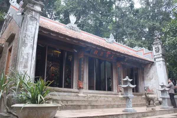 Đền thờ danh tướng Dương Tự Minh xây lưng chừng núi Đuổm.