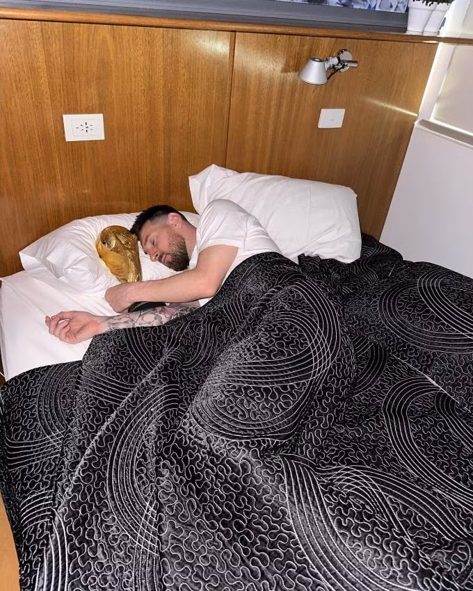 Messi ngủ cùng Cúp vàng World Cup.