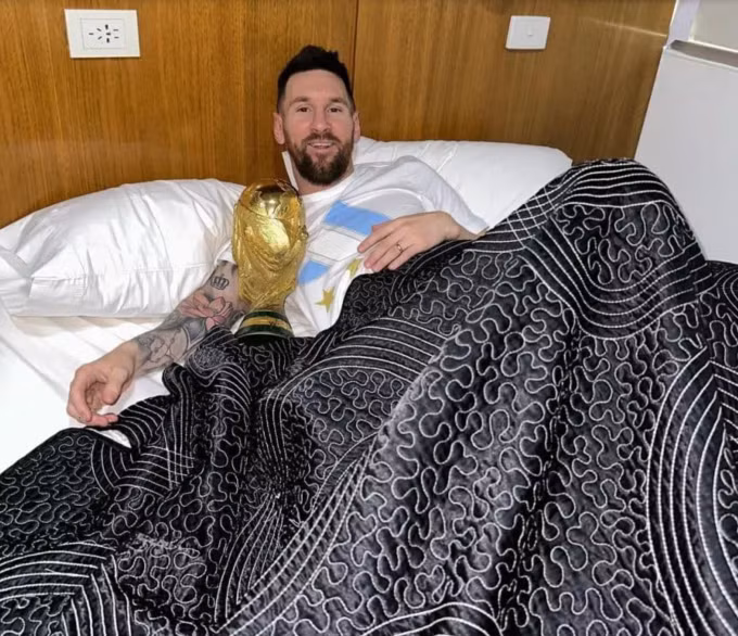 Messi hạnh phúc cùng chiếc Cúp vàng giành được trên đất Qatar.