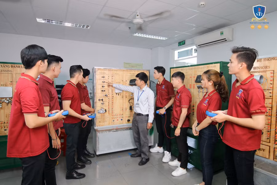 Giờ thực hành của sinh viên Trường Đại học Nguyễn Tất Thành. Ảnh: NTCC