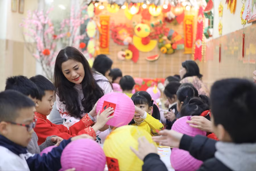 Cô trò Trường Tiểu học Bình Minh (Hoàn Kiếm, Hà Nội) làm đèn Trung thu. Ảnh: NVCC - TG Cô trò Trường Tiểu học Bình Minh (Hoàn Kiếm, Hà Nội) làm đèn Trung thu. Ảnh: NVCC - TG