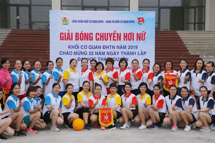 Các nữ cầu thủ rạng rỡ không quên "thả tim" trước giải đấu