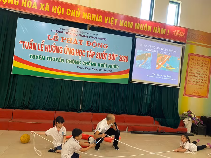 Hướng dẫn các kỹ năng cứu đuối nước cho các em học sinh trường Thanh Xuân Trung