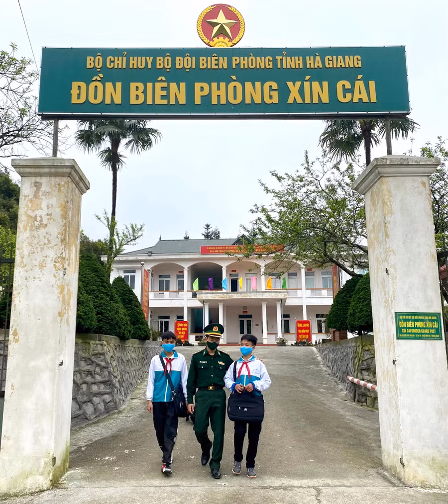 Hai con nuôi đồn Biên phòng Xín Cái được những người lính chăm sóc dạy bảo tận tình.