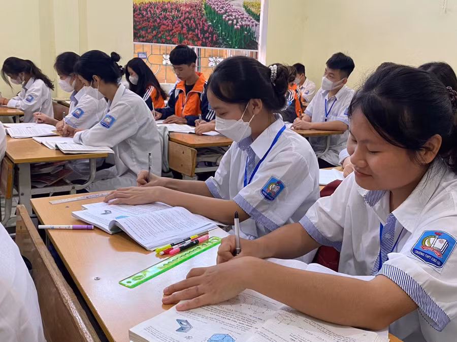 Hỗ trợ vật chất, chia sẻ tinh thần để học trò có điểm tựa vững chắc trong học tập, cuộc sống.