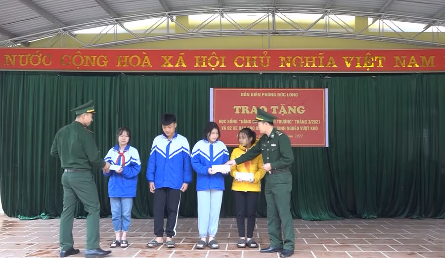 Trao học bổng "Nâng bước em đến trường" cho học sinh nghèo vùng cao biên giới.