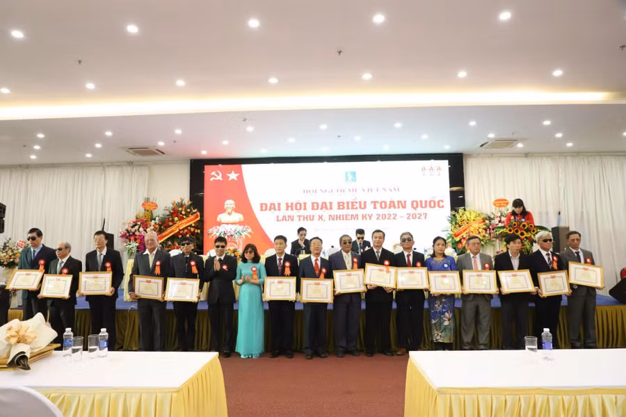 Trao bằng khen cho tập thể, cán bộ, hội viên Hội có thành tích xuất sắc.