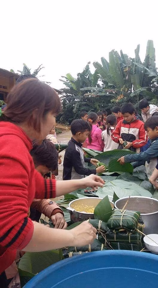 Cô trò cùng nhau gói bánh chưng.