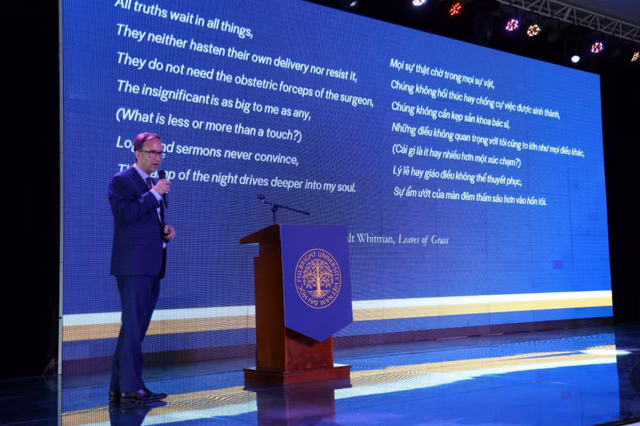 Giáo sư Scott Fritzen, Chủ tịch Đại học Fulbright Việt Nam, chia sẻ tại lễ khai giảng.