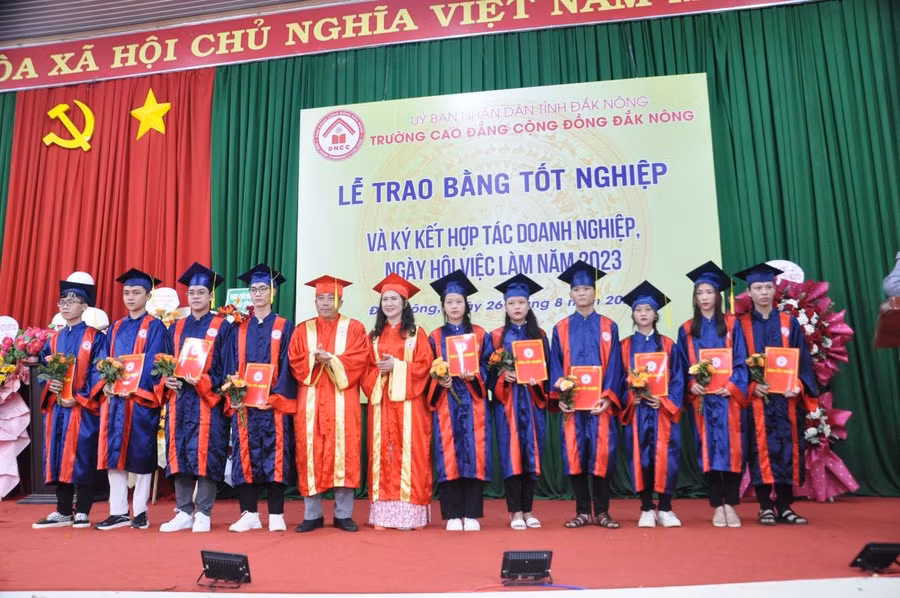T.S Tôn Thị Ngọc Hạnh - Tỉnh ủy viên, Phó chủ tịch UBND tỉnh, Chủ tịch Hội đồng trường và TS. Nguyễn Hữu Lành, Hiệu trưởng nhà trường trao bằng tốt nghiệp cho tân khoa khóa K20.