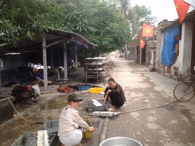 Bám trụ với nghề bán muối, rong ruổi ngày mùng 1 tết - Ảnh 1