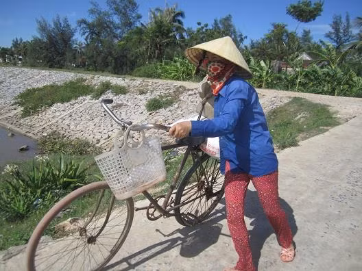Bám trụ với nghề bán muối, rong ruổi ngày mùng 1 tết - Ảnh 2