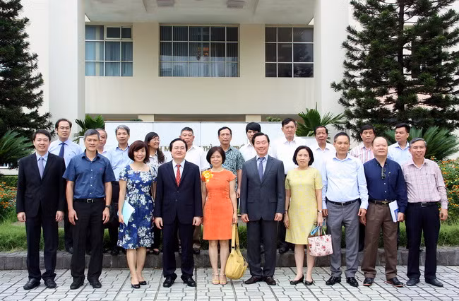 Bộ trưởng Phùng Xuân Nhạ chụp ảnh lưu niệm với 20 Trưởng cơ quan đại diện Việt Nam ở nước ngoài trước khi lên đường nhận nhiệm vụ nhiệm kỳ mới