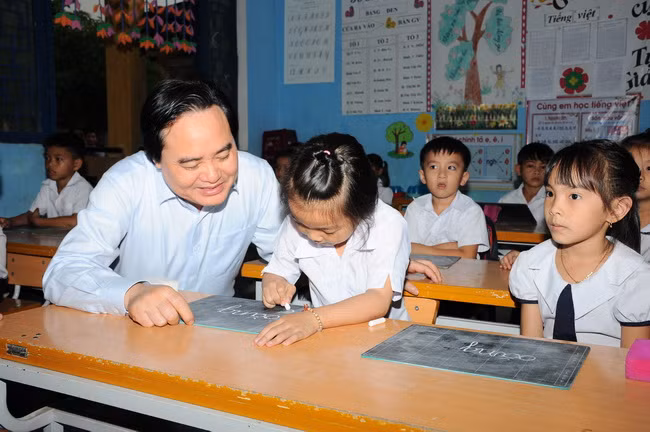 Bộ trưởng vui mừng với nền nếp các lớp học của trường Bộ trưởng vui mừng với nền nếp các lớp học của trường