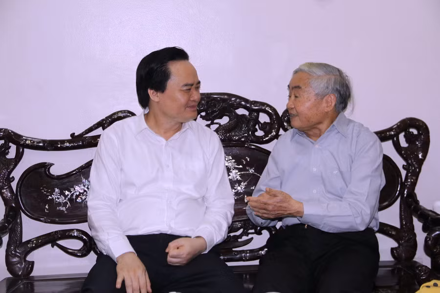 GS Phạm Minh Hạc quan tâm đến nhiều vấn đề lớn của giáo dục, đào tạo đất nước trong bối cảnh hiện nay GS Phạm Minh Hạc quan tâm đến nhiều vấn đề lớn của giáo dục, đào tạo đất nước trong bối cảnh hiện nay
