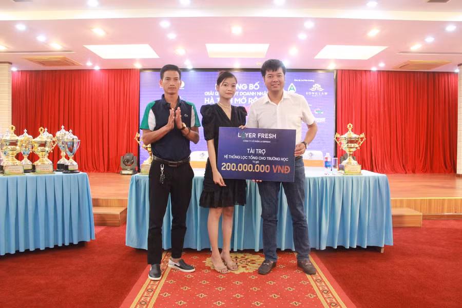 Công ty Cổ phần LayerFresh tài trợ hệ thống lọc tổng cho trường học trị giá 200 triệu đồng. (Ảnh: Vũ Long)