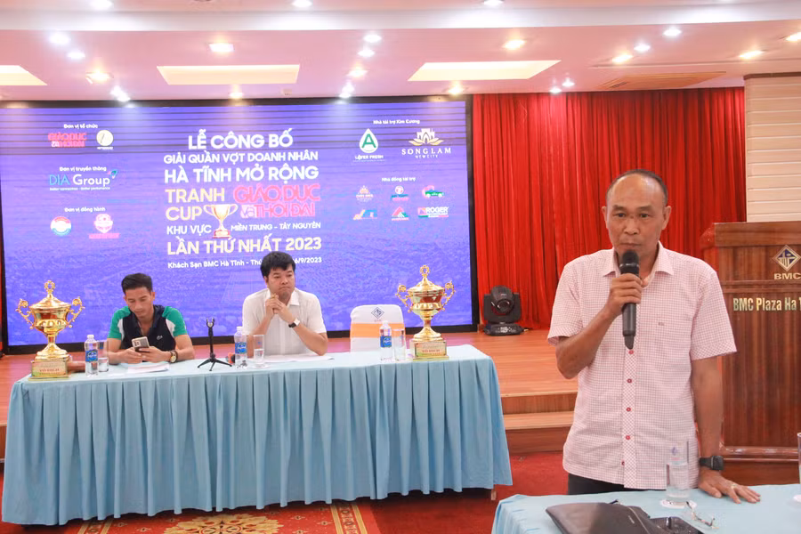 Ông Võ Hồng Sơn - Phó Giám đốc Sở Văn hóa Thể thao và Du lịch, Chủ tịch Liên đoàn Quần vợt Hà Tĩnh phát biểu tại buổi Lễ. (Ảnh: Vũ Long)