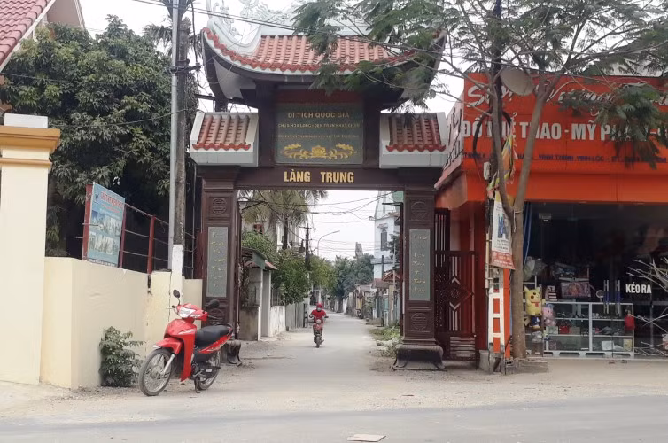 Làng Trung, xã Vĩnh Thịnh – nơi có chùa Hoa Long, đền thờ Trần Khát Chân là Di tích Quốc gia. 