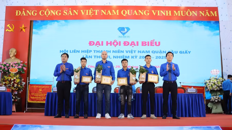 4 người đã được cứu sống trong vụ hoả hoạn nhờ hành động dũng cảm của 4 thanh niên. (ảnh: KTĐT) 4 người đã được cứu sống trong vụ hoả hoạn nhờ hành động dũng cảm của 4 thanh niên. (ảnh: KTĐT)