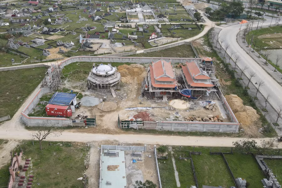 Khu lăng mộ chiếm phần lớn diện tích mở rộng nghĩa trang Hoàng Ích ở xã Thạch Trung khiến người dân bức xúc. (Ảnh: Tiến Hiệp).
