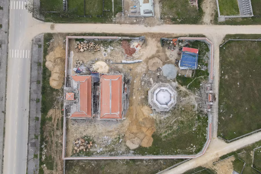Sau khi thu hồi đất nông nghiệp của người dân, chính quyền địa phương đã giao cho hộ ông Nguyễn Văn Mạnh 2000m2 để xây lăng mộ của dòng họ (Ảnh: Tiến Hiệp).