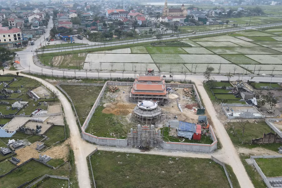 Bao quanh khu lăng mộ đều có đường bao quanh, trong đó có một trục đường chính.