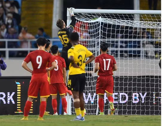 Cầu thủ Việt Nam đứng xem thủ môn Dortmund làm thay nhiệm vụ của ban tổ chức. Cầu thủ Việt Nam đứng xem thủ môn Dortmund làm thay nhiệm vụ của ban tổ chức.