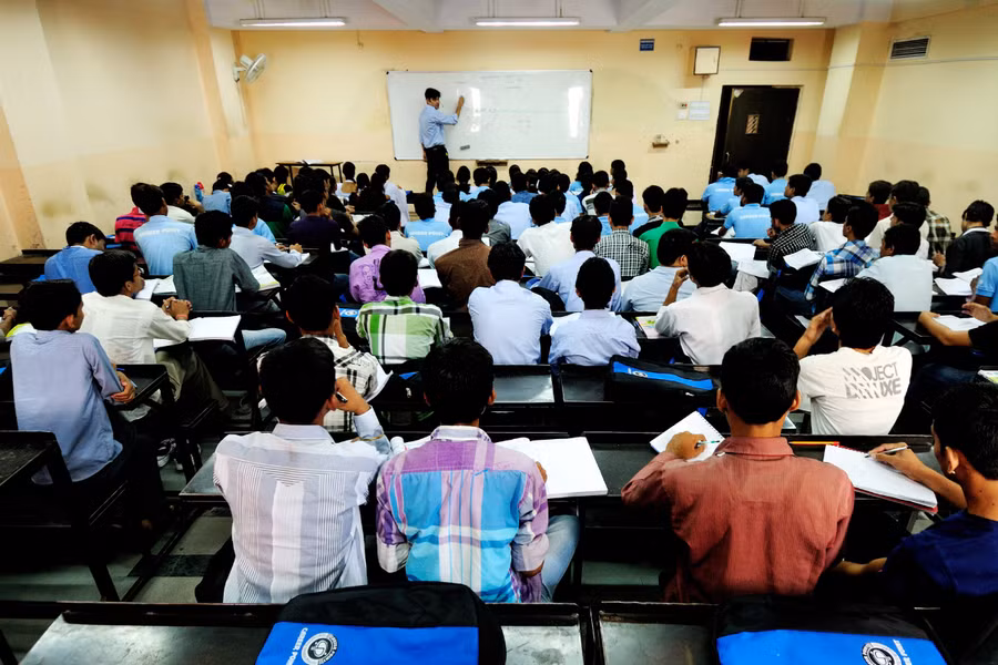 Bên trong một lớp học thêm tại Kota, Ấn Độ. Bên trong một lớp học thêm tại Kota, Ấn Độ.