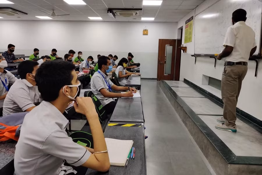 Cạnh tranh vào các trường y hoặc kỹ thuật ở Ấn Độ rất khốc liệt. Cạnh tranh vào các trường y hoặc kỹ thuật ở Ấn Độ rất khốc liệt.