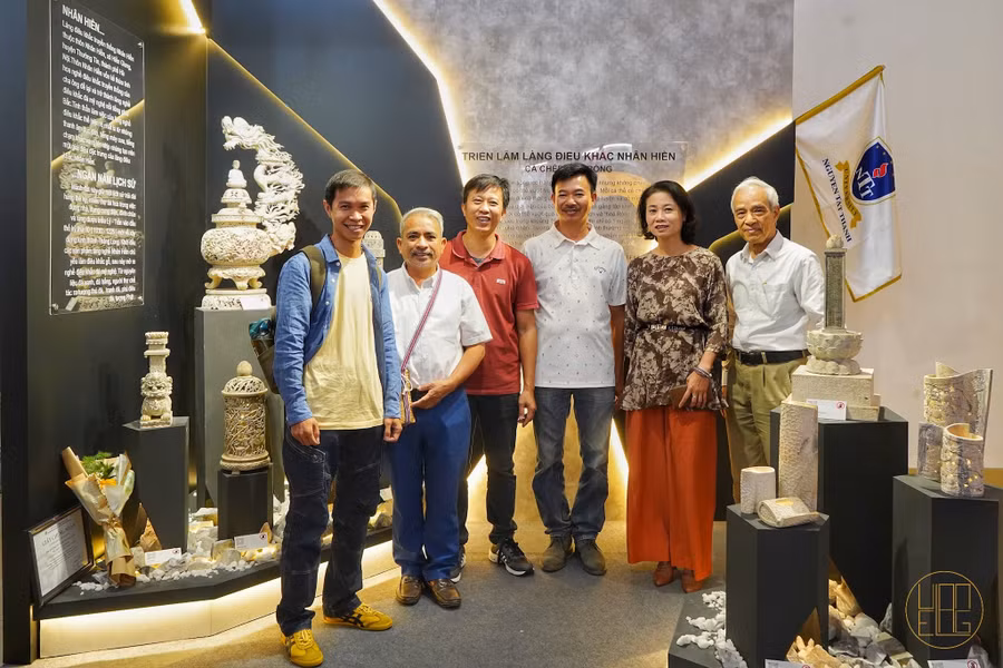Anh Ngô Quý Đức (đầu tiên bên trái) - nhà sáng lập dự án 'Về làng'.